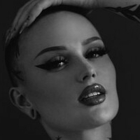 Emily Boring Desnuda